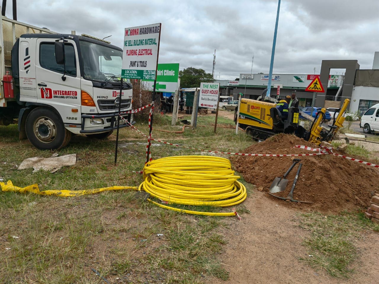 HDD crew conducting utility detection and a safety briefing